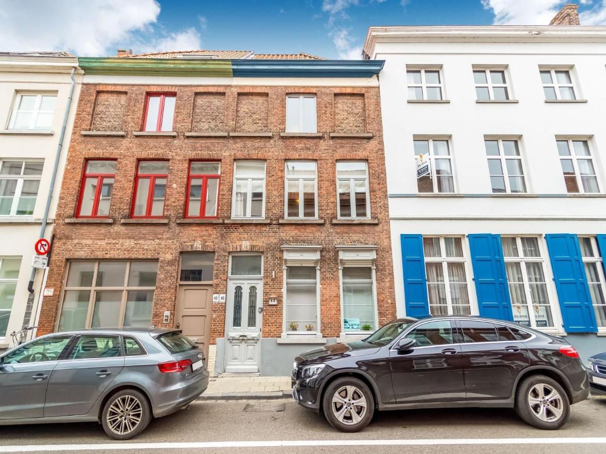 Town House With View Over The 3 Towers Of Brugge Bagian luar foto